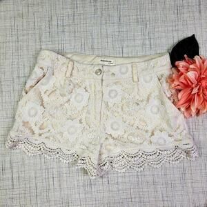 Monteau Womens Lace Shorts Size M Ivory Cream Floral Scalloped‎ Hem Overlay